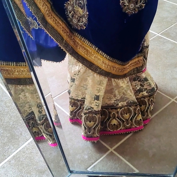 DESIGNER Rose gold & pearl Lace & Velvet embroidered half & half saree W/ Blouse - Picture 14 of 16